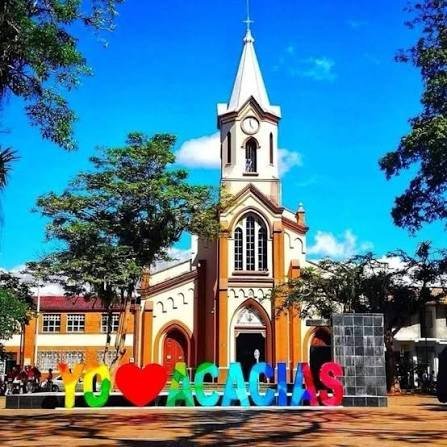 Parque principal de Acacías con la iglesia y las letras Yo amo Acacías