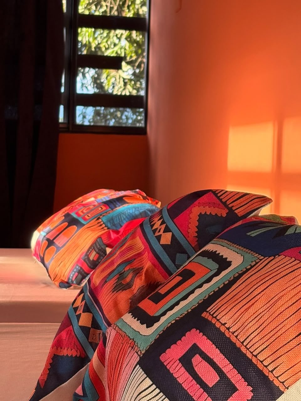 Embrujo: detalle de los cojines artesanales sobre la cama