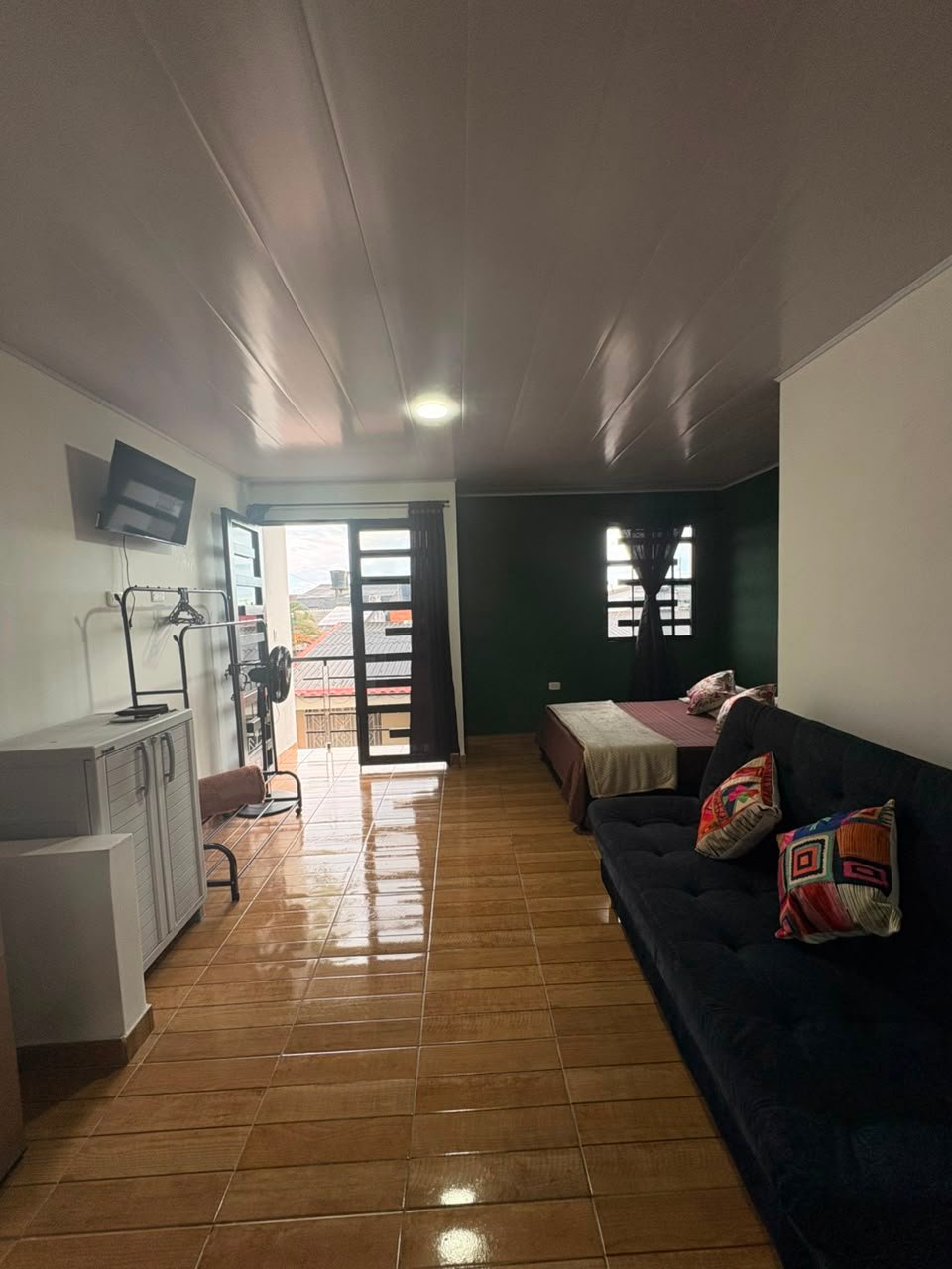Morichal: sofá cama, cama doble, balcón abierto y televisor