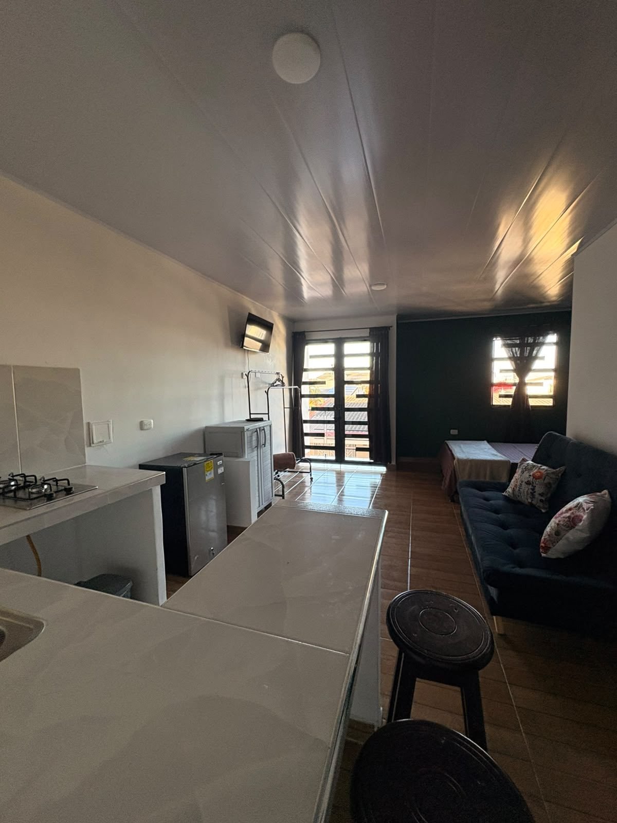 Morichal: vista desde la cocina hacia la cama y la ventana