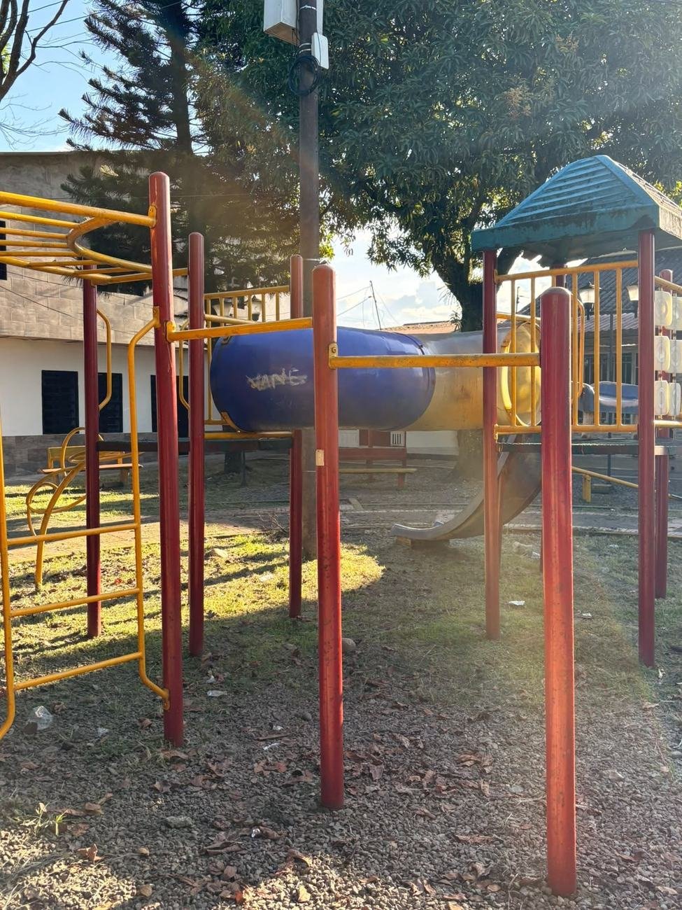 Juegos del Parque Infantil Las Acacias, frente a Floral Home